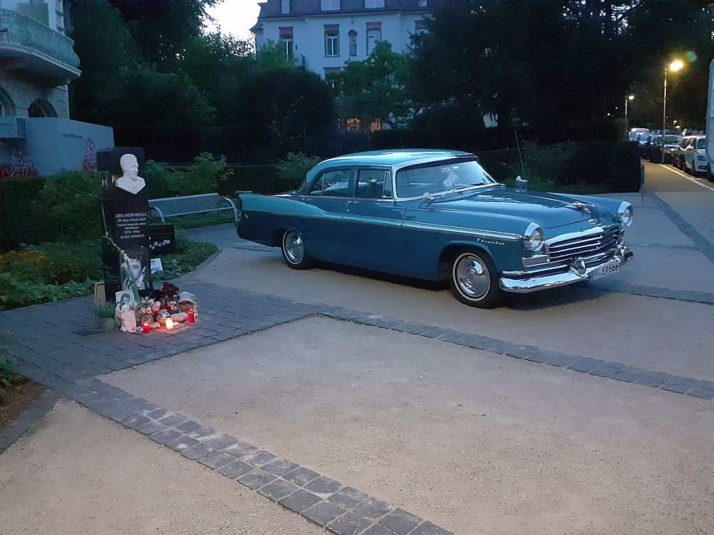 Elvis-Festival in Bad Nauheim mit stilechtem Cadillac neben der Elvis-Stele
