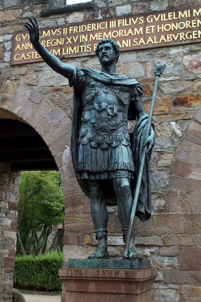 zwei Kaiser grüßen am Eingang zum Römerkastell Saalburg
