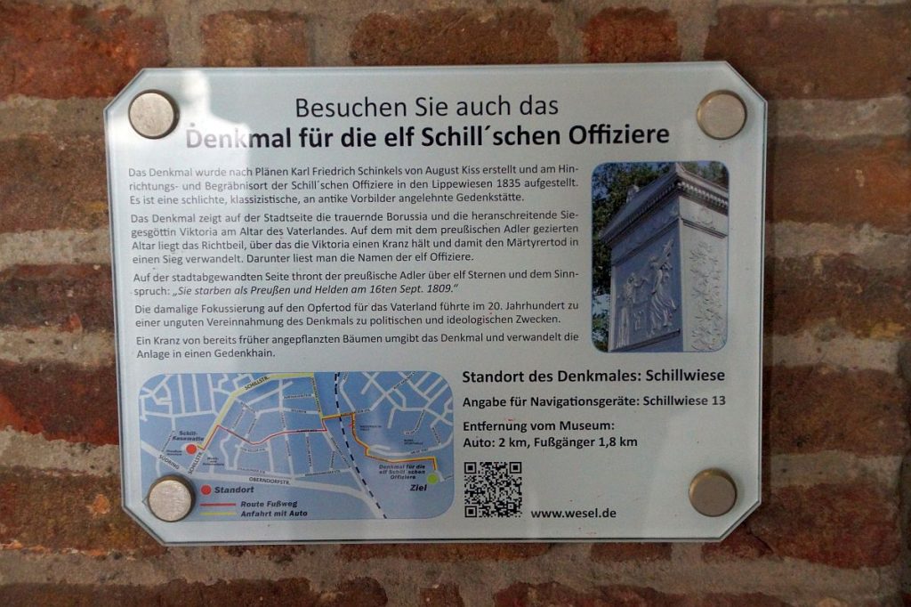 Hinweisschild zum Schill-Denkmal in Wesel