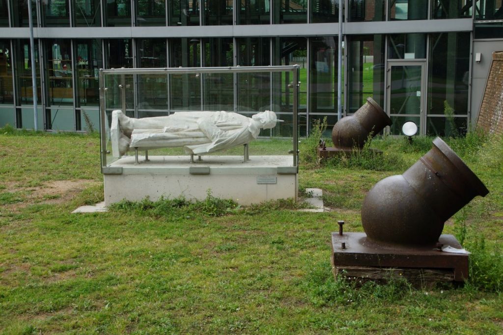 liegendes Kaiser-Wilhelm Denkmal vor dem LVR-Niederrheinmuseum Wesel - ein andere Blick auf die preußische Zeit