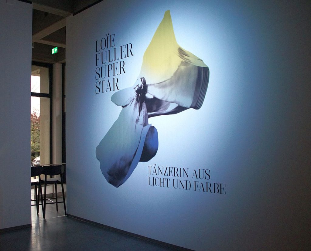 Loïe Fuller Ausstellung Clemens Sels Museum Neuss Eingang AKK