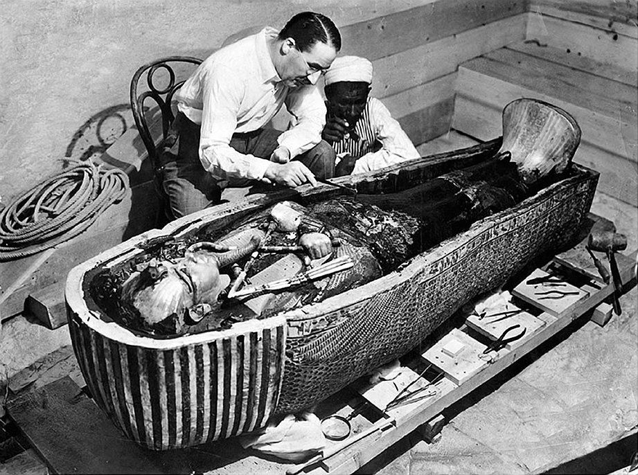 Howard Carter am geöffneten Sarg im Grab des Tutanchamun
